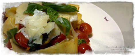 Zucchini pasta with tomato and basil_wtr